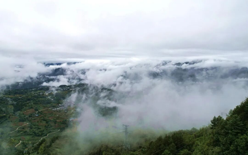  薄雾轻笼红关垭，秋日乡村宛如画 