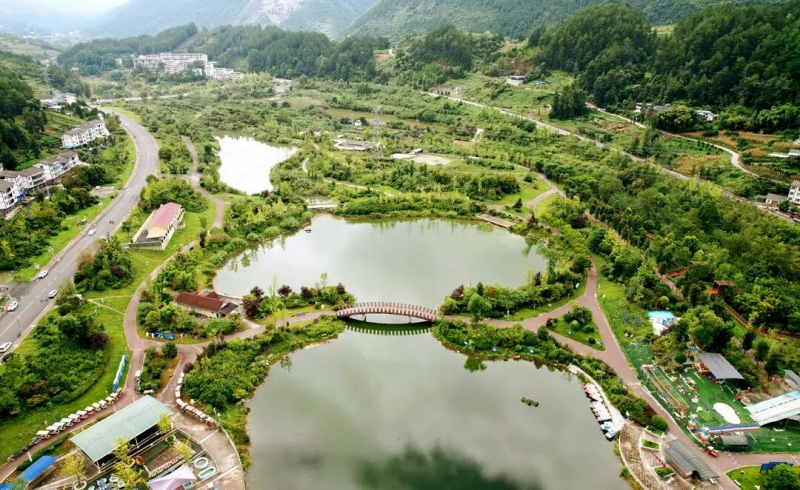  秋光中的玉龙谷湿地公园 