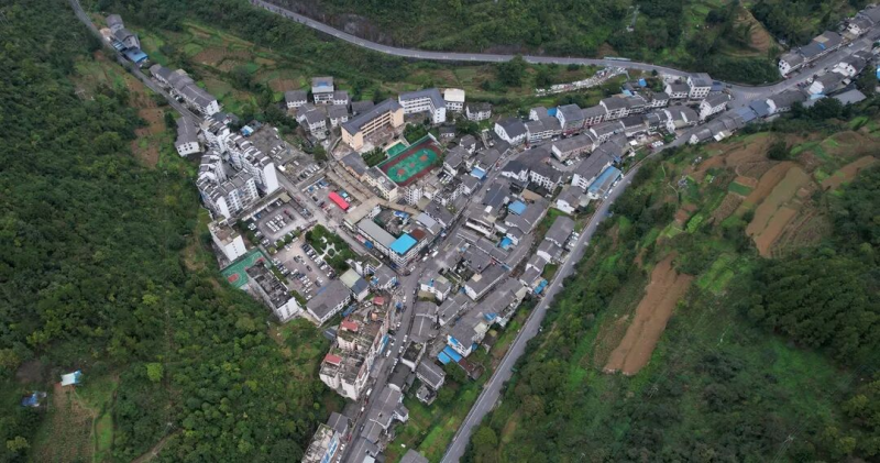  大磏镇：青瓦白墙顺着山谷铺展 